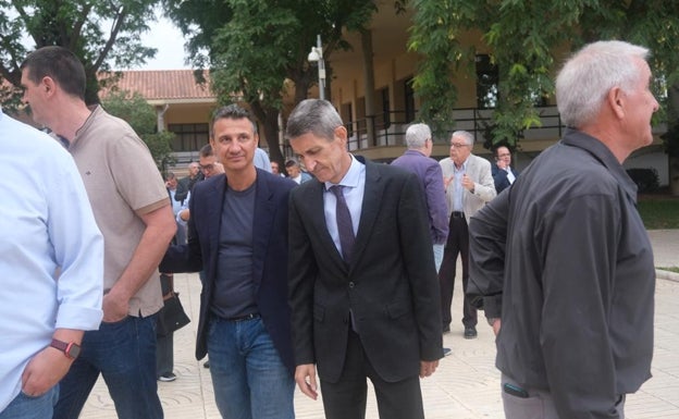 Imagen principal - Arriba, el presidente de la Fundación Unicaja, José Manuel Domínguez. Abajo, José Romero, amigo íntimo de Martín Urbano. A la derecha, Mario Pesquera, con chaqueta celeste.