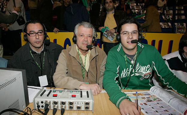 En una de las transmisiones del Unicaja en Canal Málaga junto a Daniel Marín