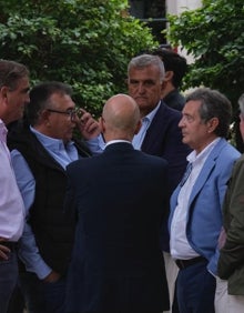 Imagen secundaria 2 - Arriba, el presidente de la Fundación Unicaja, José Manuel Domínguez. Abajo, José Romero, amigo íntimo de Martín Urbano. A la derecha, Mario Pesquera, con chaqueta celeste.