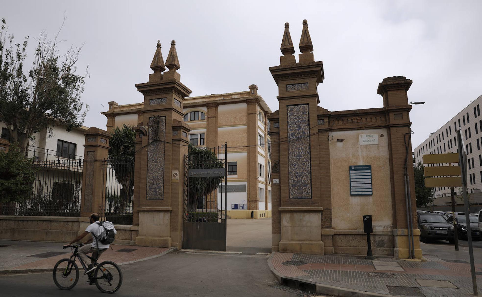 La huella de la calima se queda grabada en los edificios públicos de Málaga