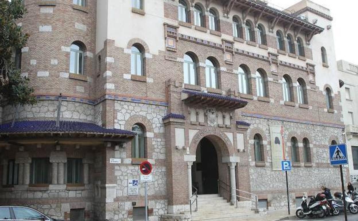 El Rectorado de la Universidad de Málaga, que comparte la avenida de Cervantes con el Ayuntamiento de Málaga y el Banco de España. 