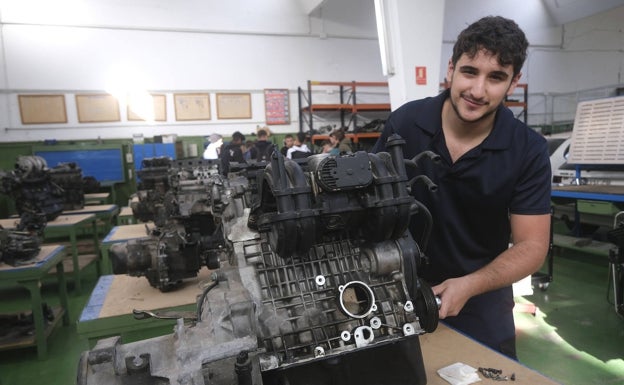 Javier López, en los talleres del IES Rosaleda, donde se ha preparado para el campeonato mundial de FP. 