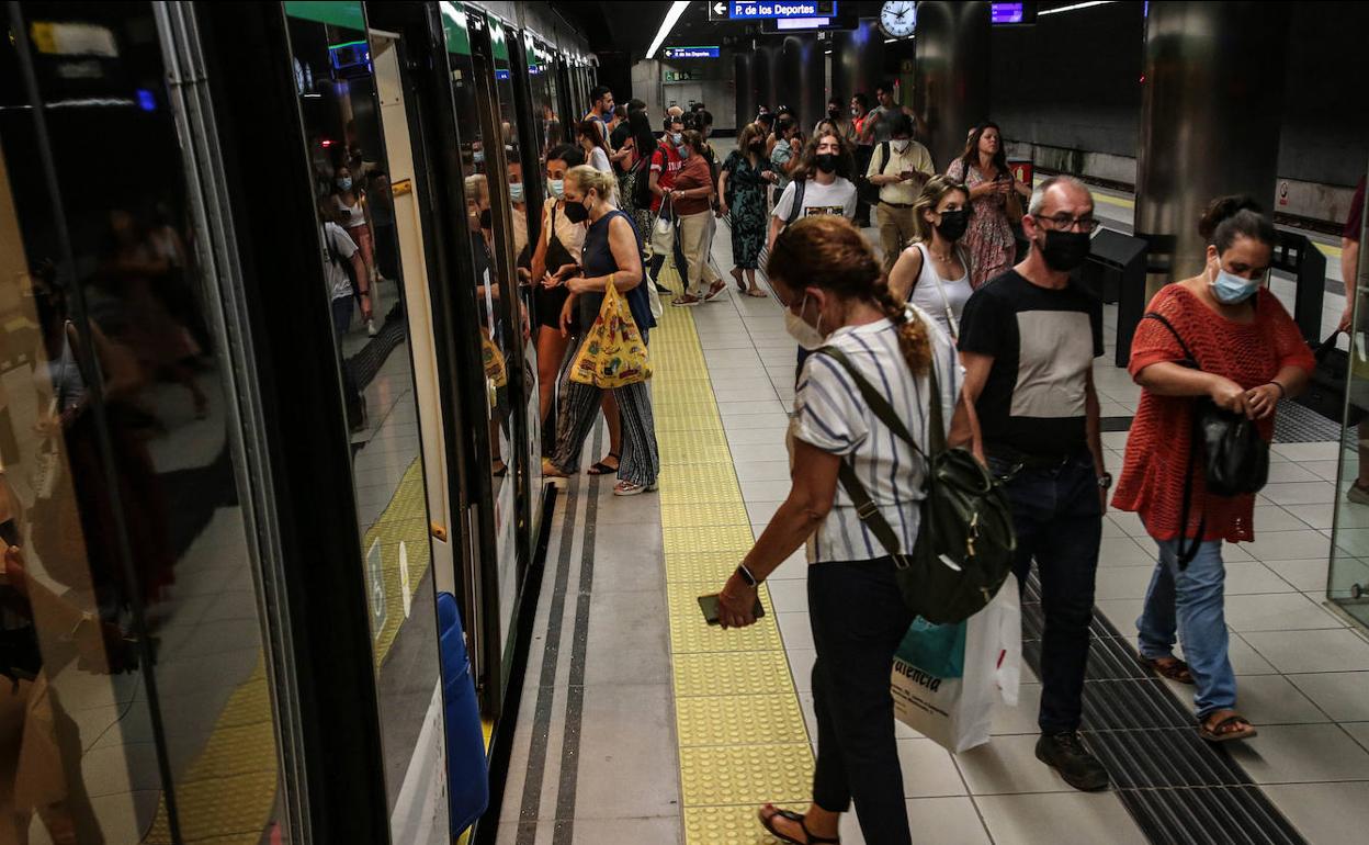 Viajeros suben a un tren del metro de Málaga. 