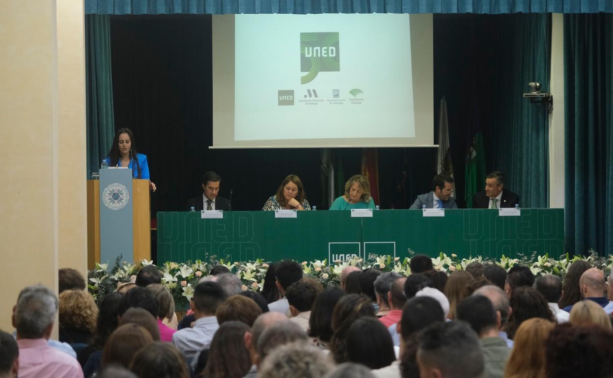 Alejandra Becerra intervino en el acto en el nombre de sus compañeros de la última promoción. 