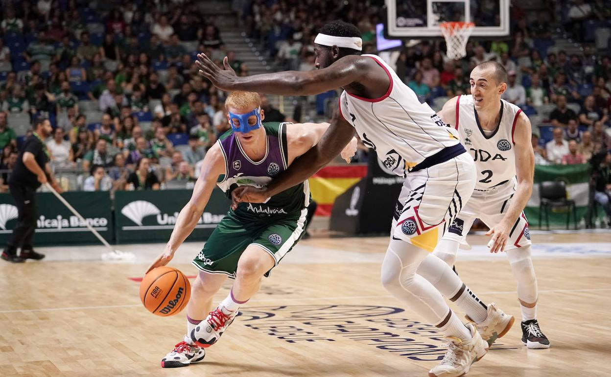 Alberto Díaz, con mascarilla en una acción del miércoles ante el Dijon. 