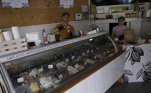 Levi Angelo tuvo que tirar una vitrina completa de helados. 