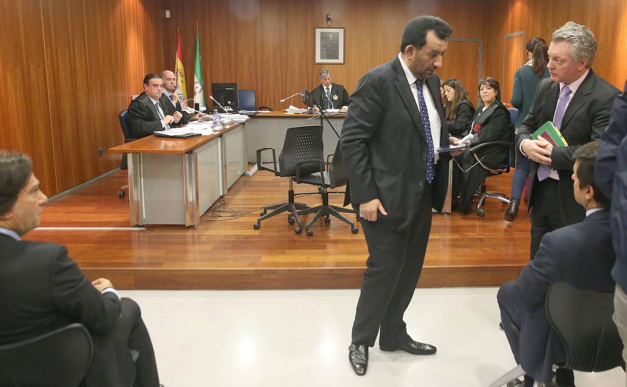 El jeque Al-Thani, en la Ciudad de la Justicia durante el juicio del 'caso BlueBay'. 