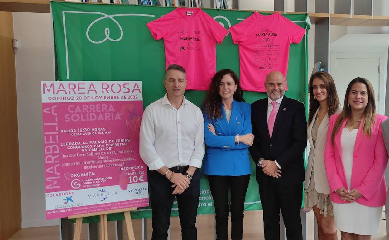 En el centro, Santiago Gómez-Villares, presidente de la Asociación Española con el Cáncer de Marbella. 