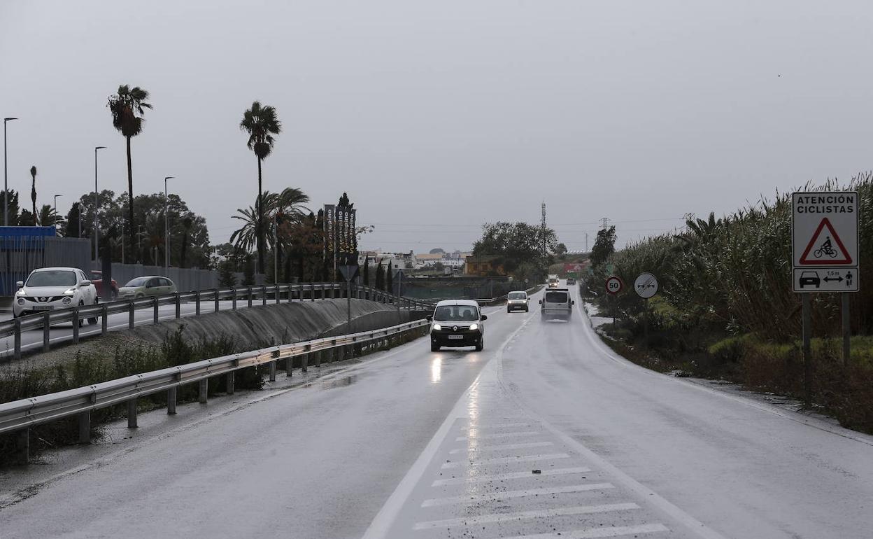 El nuevo acerado se realizará en el borde sur de la antigua carretera de Cártama. 