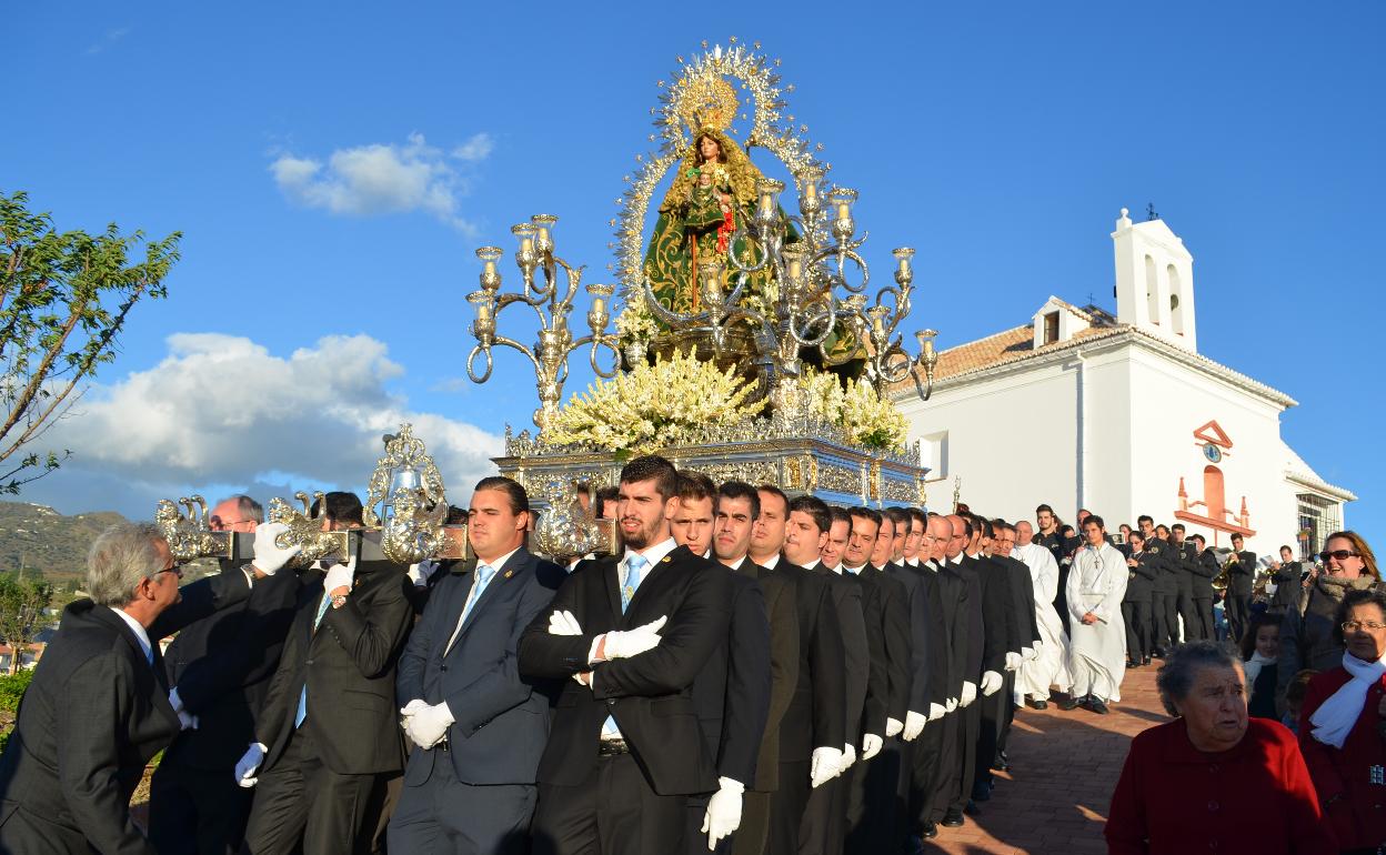 Imagen de archivo de una procesión de la patrona veleña, la Virgen de los Remedios Coronada. 