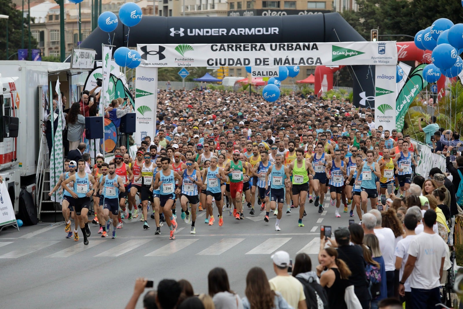 Casi 11.000 atletas participan este domingo en esta prueba que discurre por la capital malagueña.