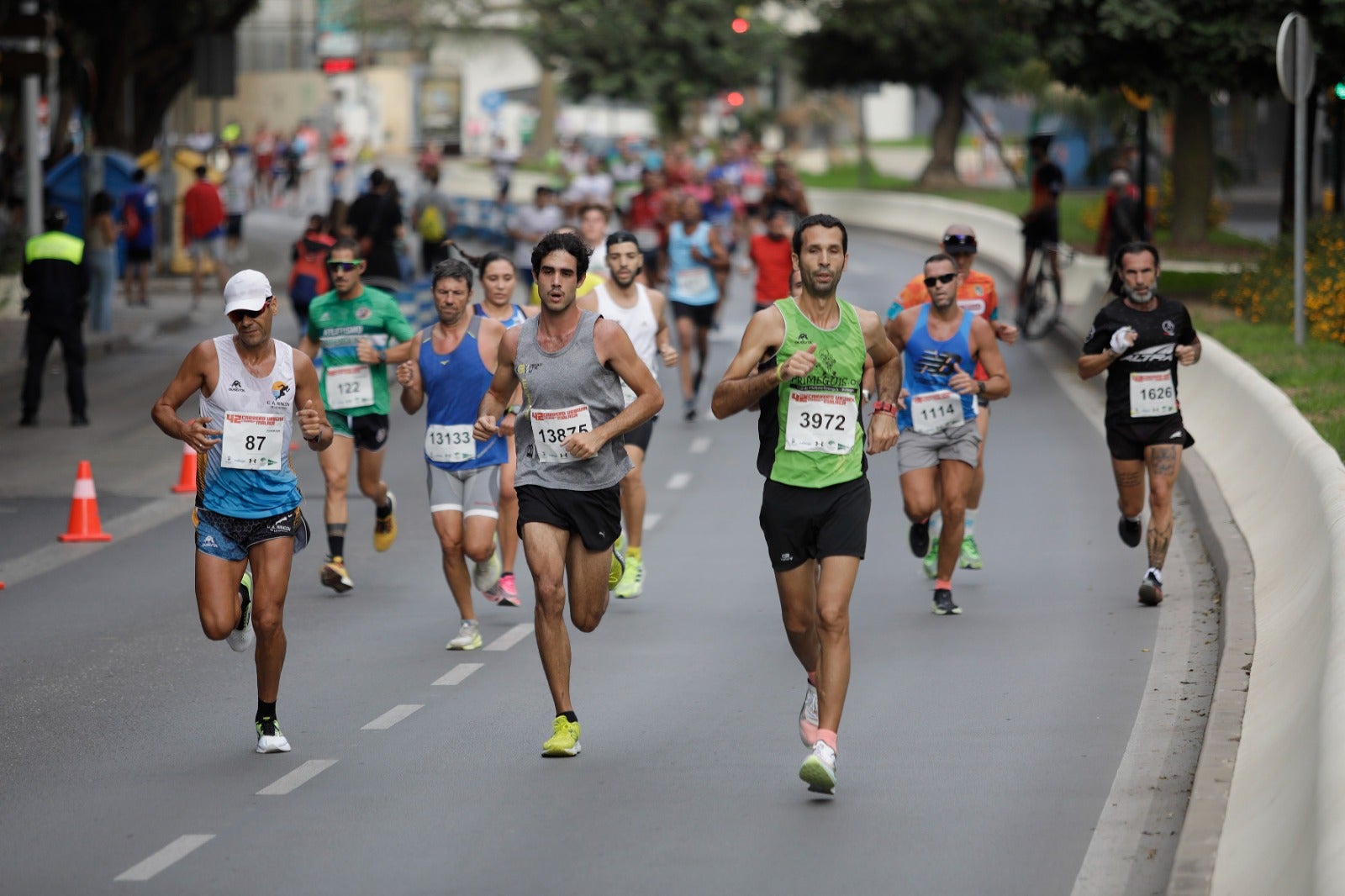 Casi 11.000 atletas participan este domingo en esta prueba que discurre por la capital malagueña.