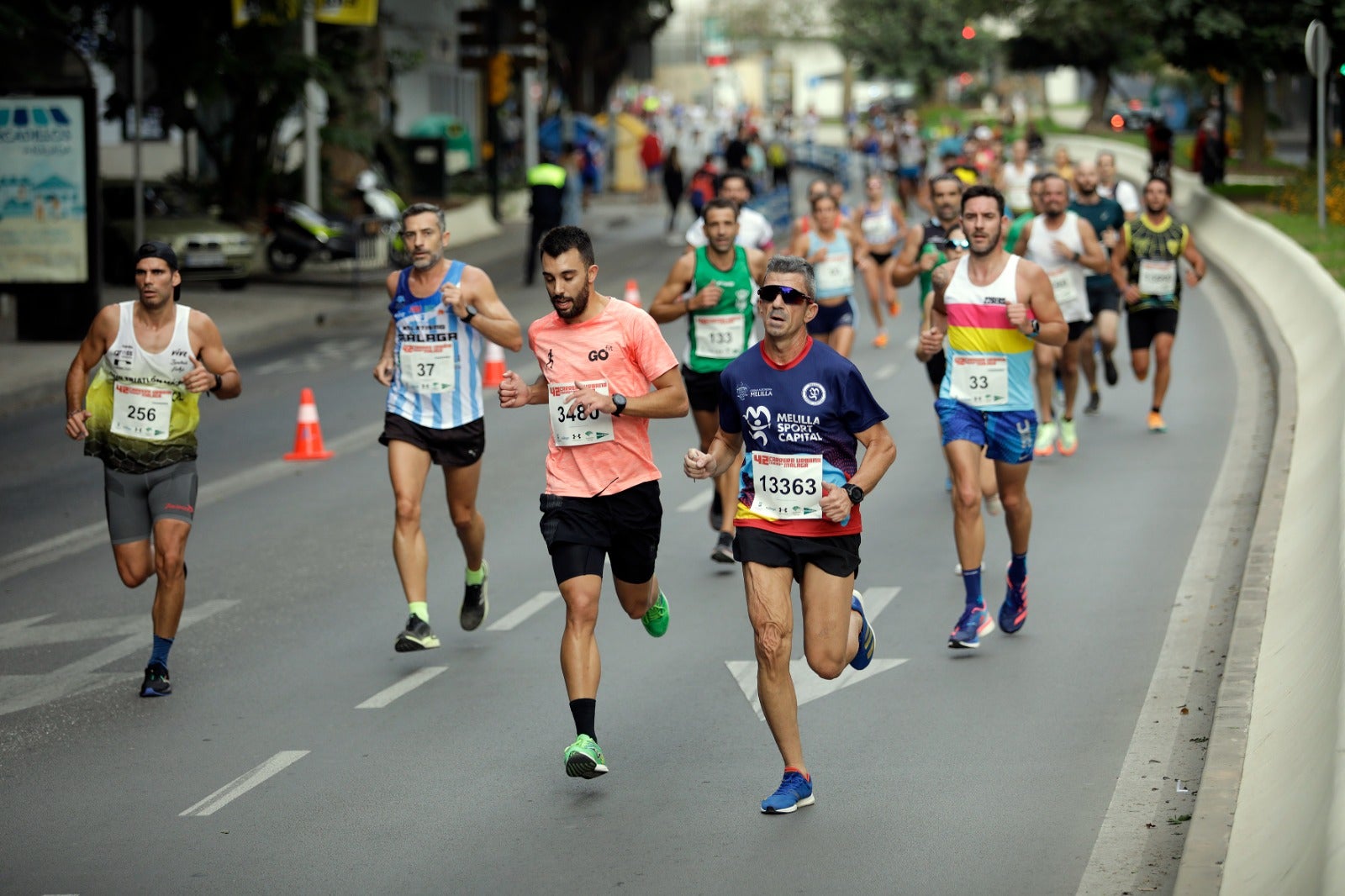 Casi 11.000 atletas participan este domingo en esta prueba que discurre por la capital malagueña.