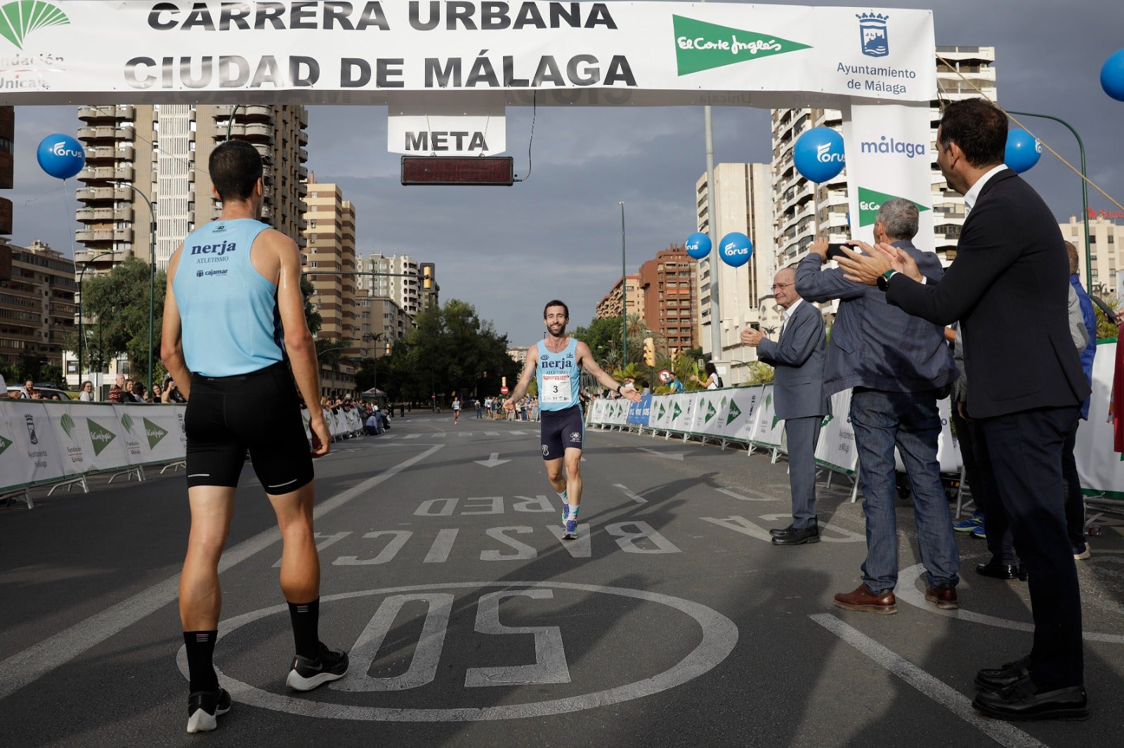 Casi 11.000 atletas participan este domingo en esta prueba que discurre por la capital malagueña.