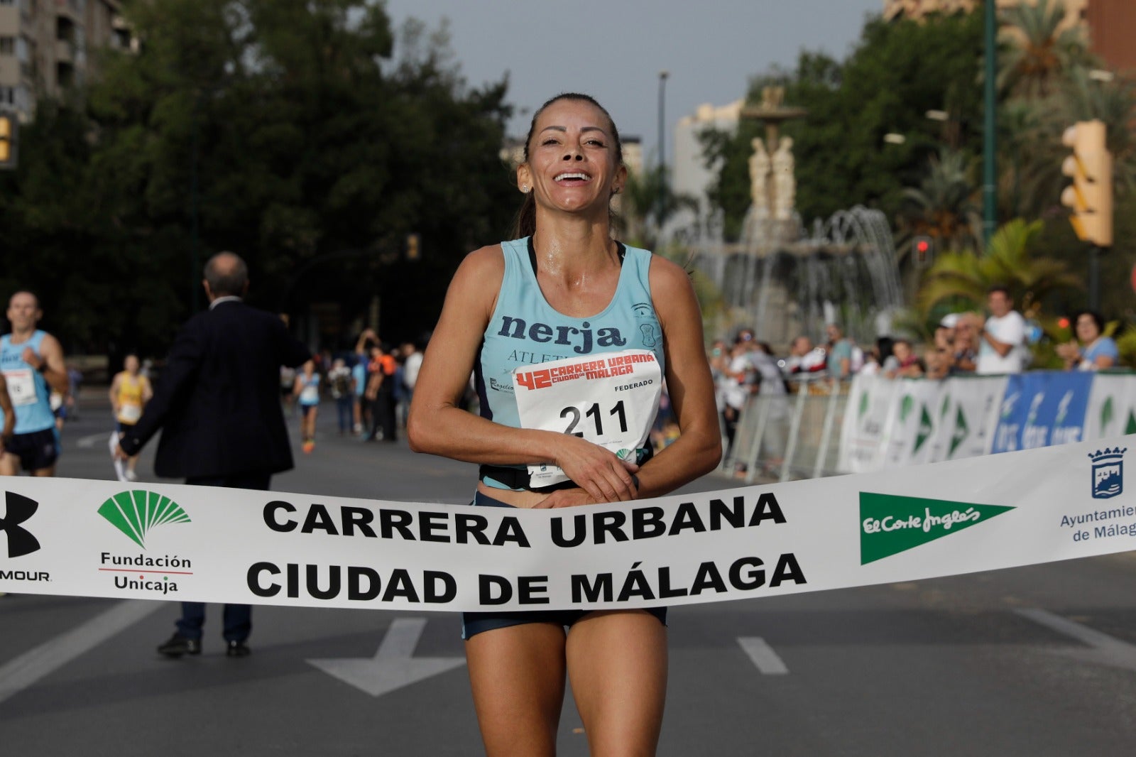 Casi 11.000 atletas participan este domingo en esta prueba que discurre por la capital malagueña.