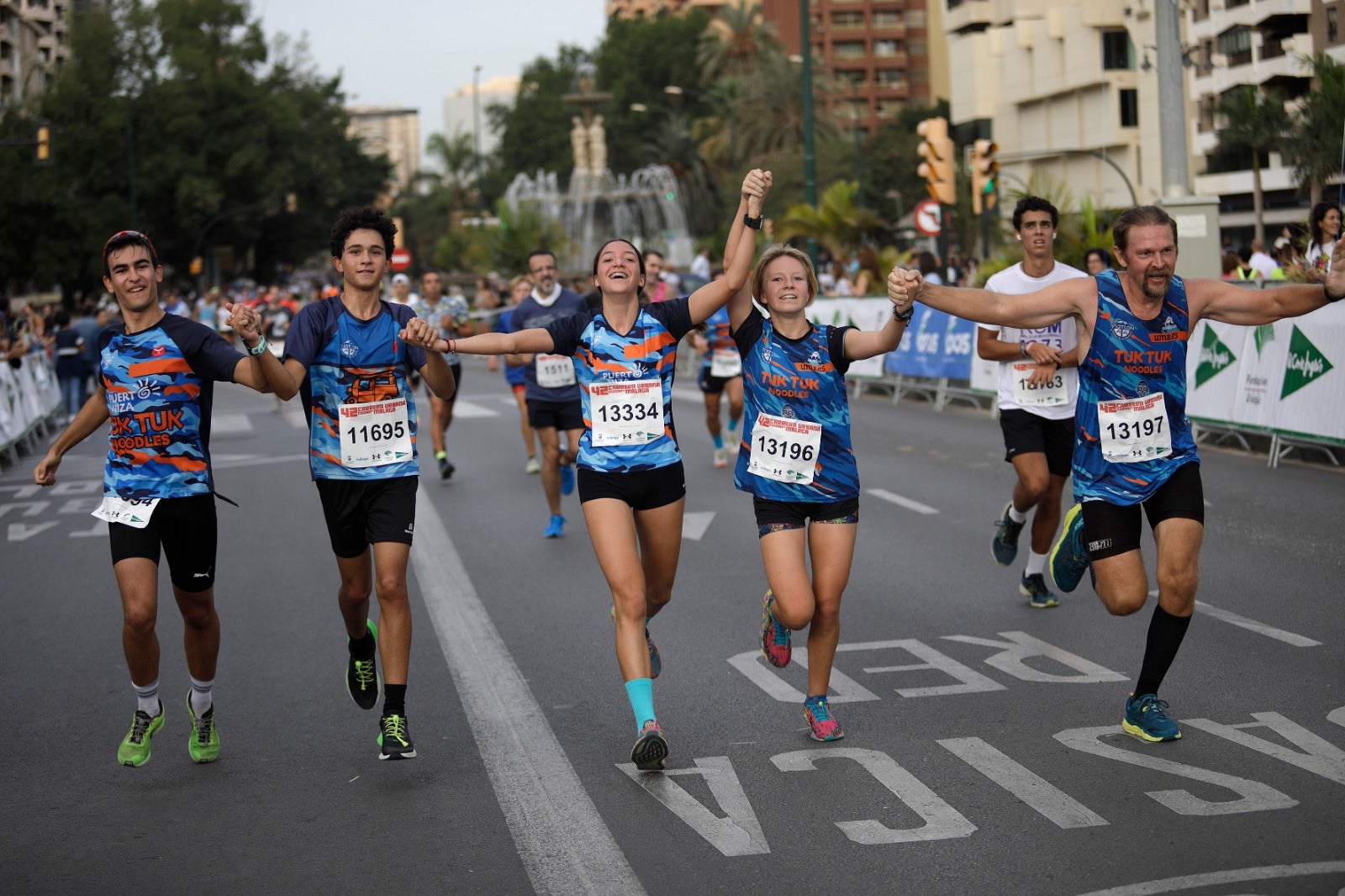 Casi 11.000 atletas participan este domingo en esta prueba que discurre por la capital malagueña.