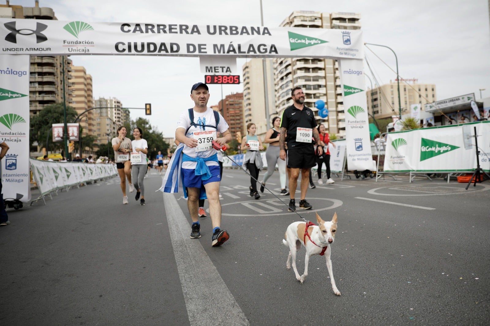 Casi 11.000 atletas participan este domingo en esta prueba que discurre por la capital malagueña.