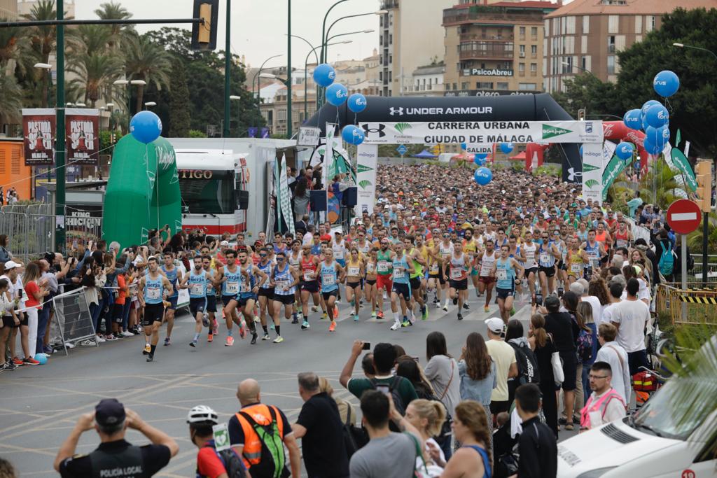 Casi 11.000 atletas participan este domingo en esta prueba que discurre por la capital malagueña.