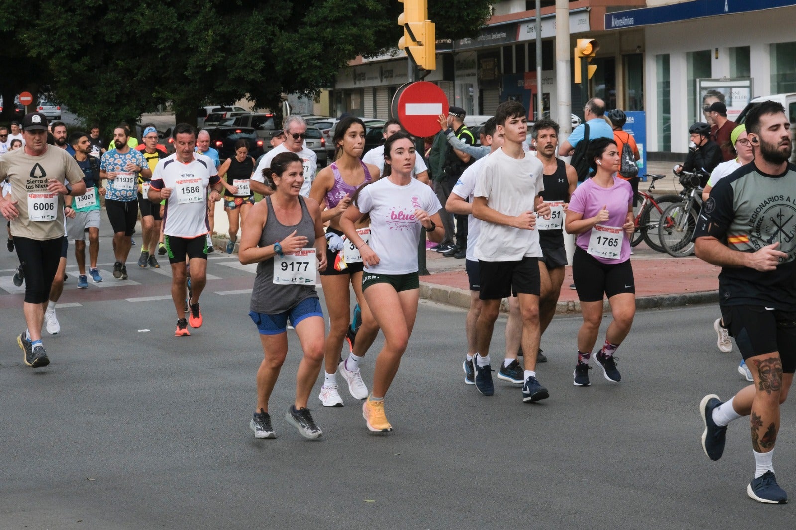 Casi 11.000 atletas participan este domingo en esta prueba que discurre por la capital malagueña.