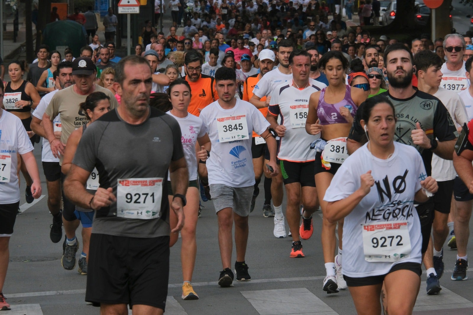 Casi 11.000 atletas participan este domingo en esta prueba que discurre por la capital malagueña.