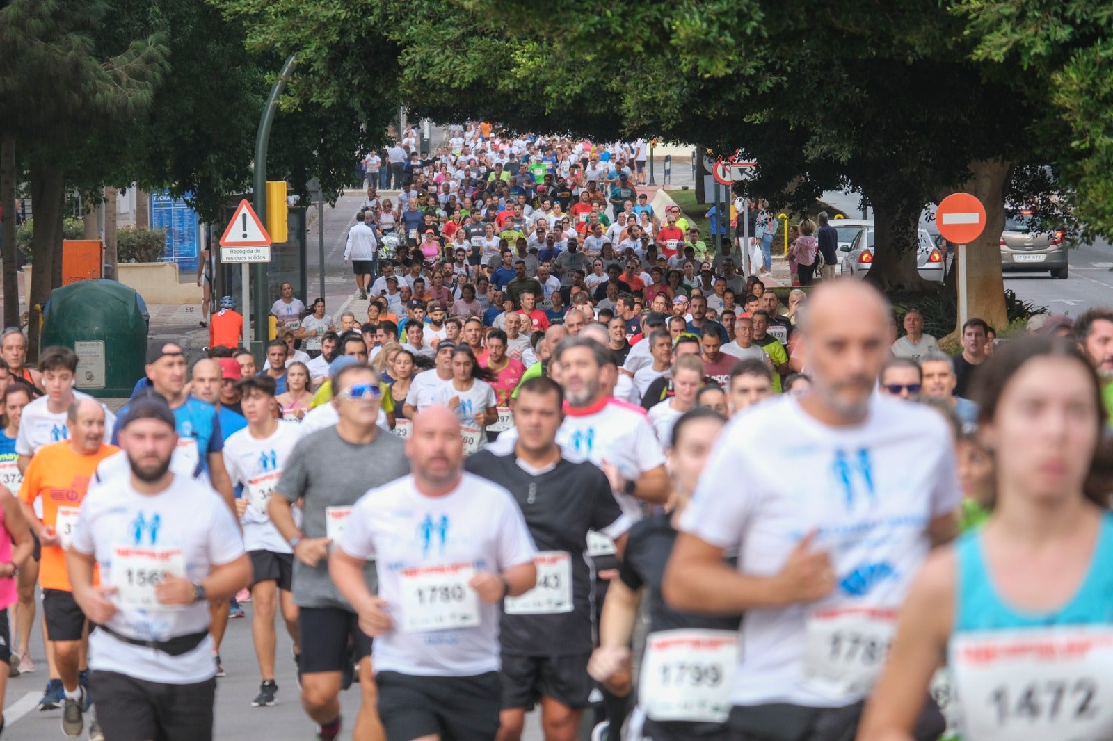 Casi 11.000 atletas participan este domingo en esta prueba que discurre por la capital malagueña.