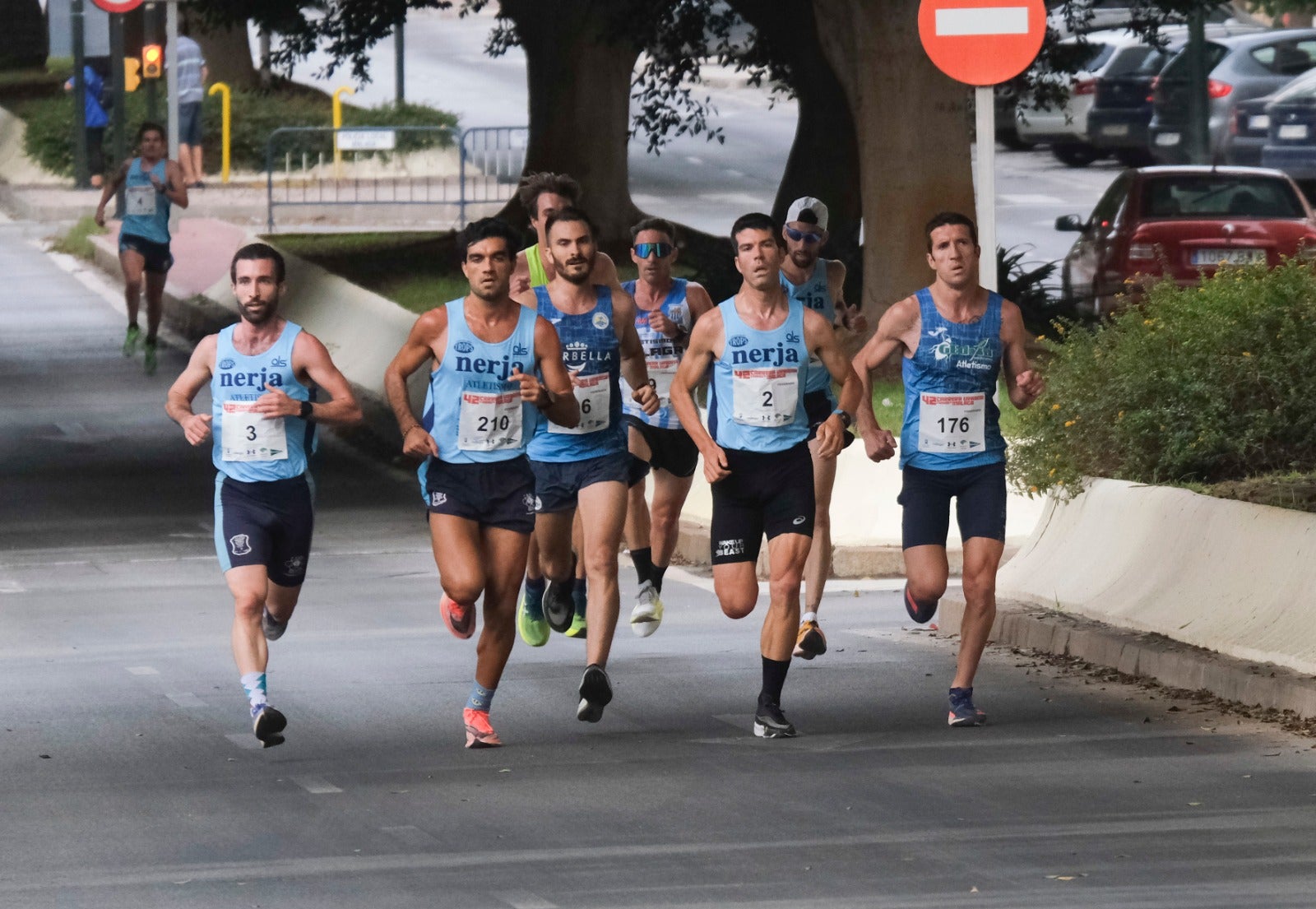 Casi 11.000 atletas participan este domingo en esta prueba que discurre por la capital malagueña.