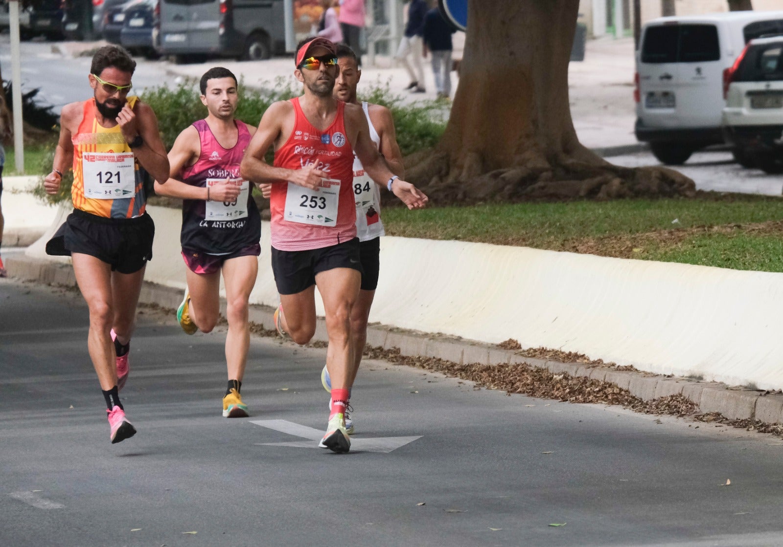 Casi 11.000 atletas participan este domingo en esta prueba que discurre por la capital malagueña.