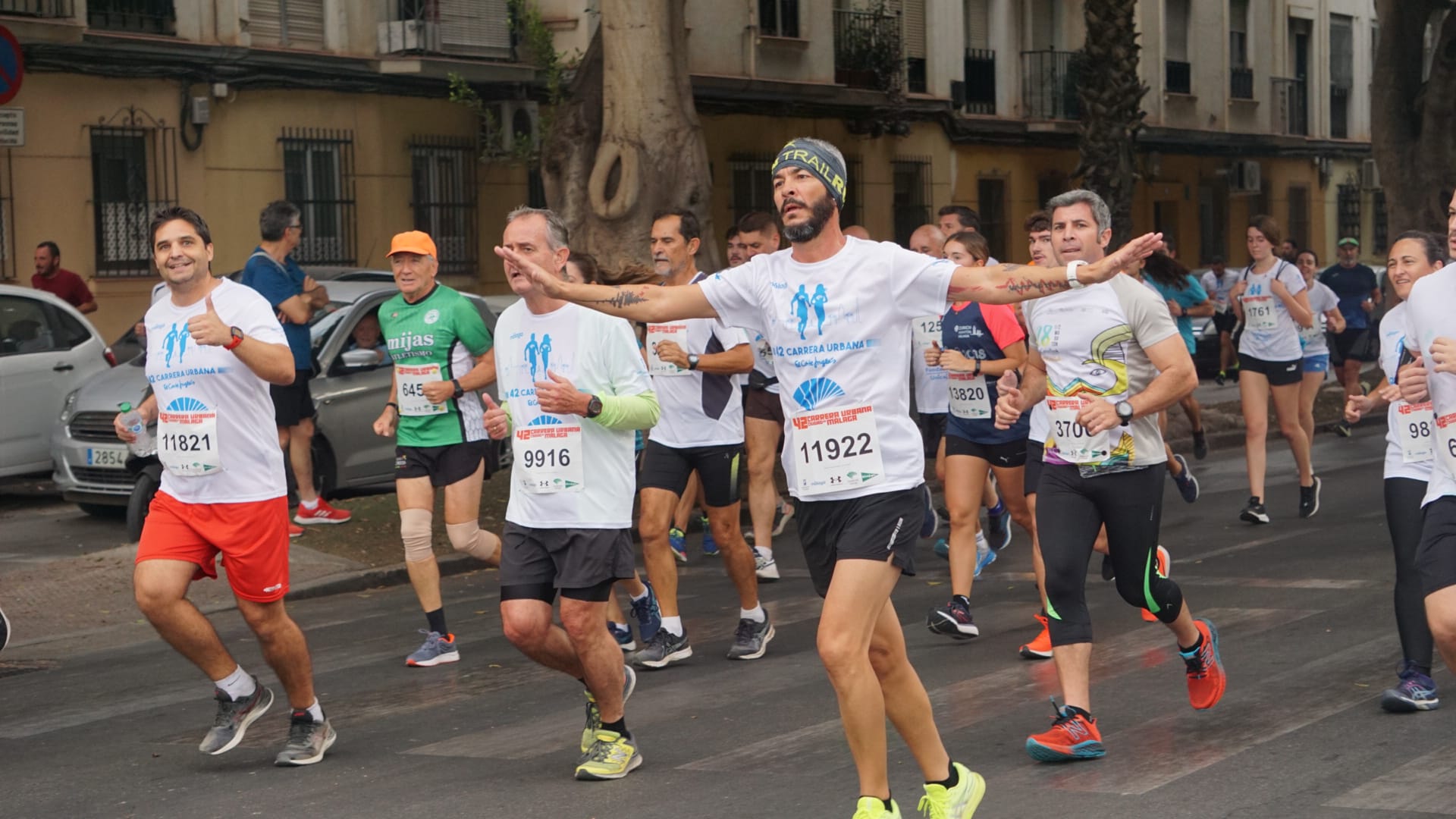 Casi 11.000 atletas participan este domingo en esta prueba que discurre por la capital malagueña.