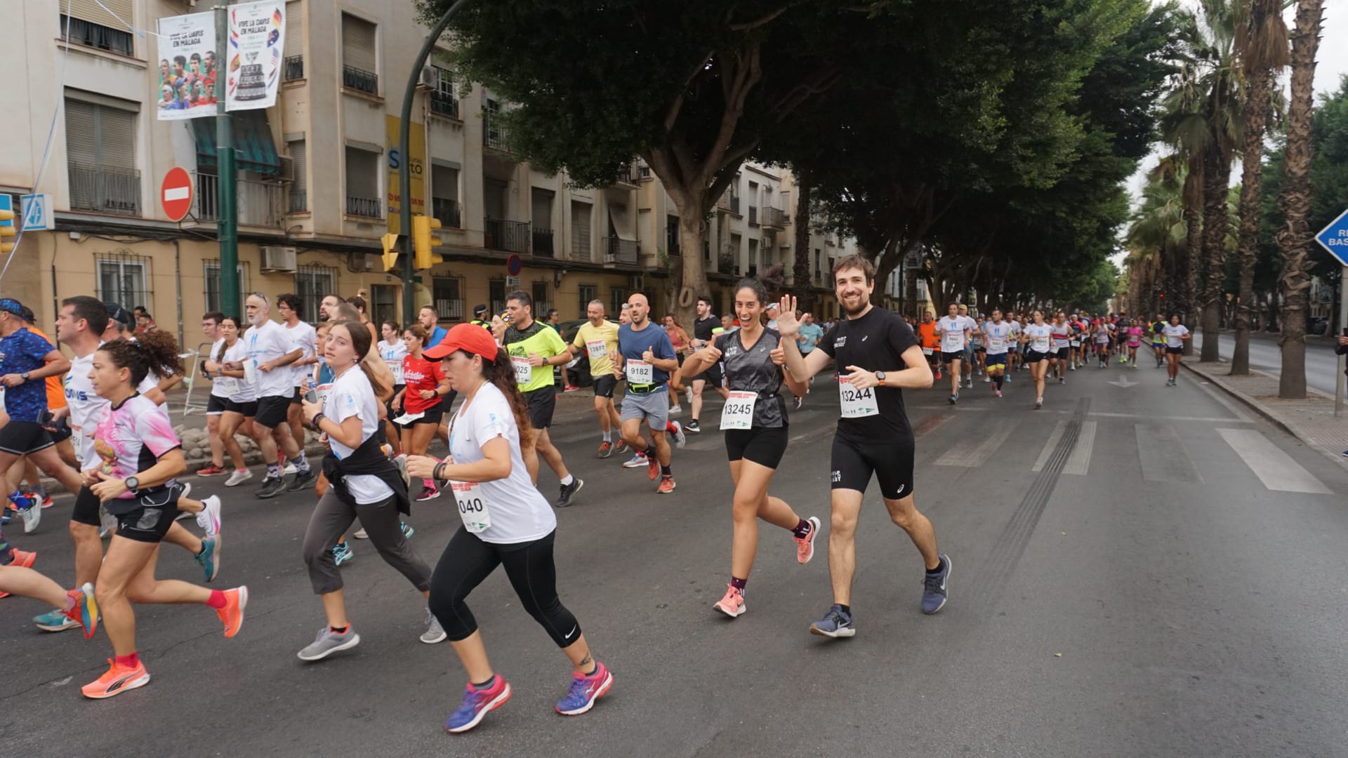 Casi 11.000 atletas participan este domingo en esta prueba que discurre por la capital malagueña.