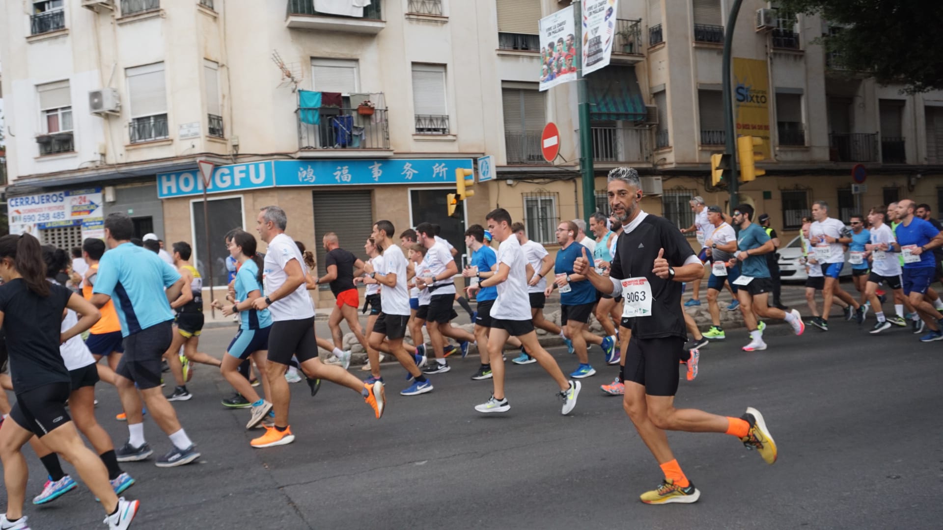 Casi 11.000 atletas participan este domingo en esta prueba que discurre por la capital malagueña.