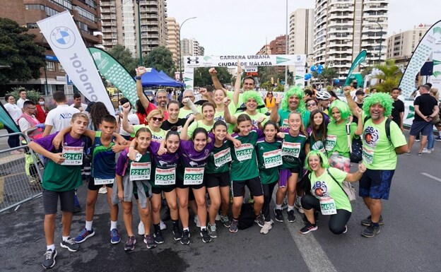 Familiares y deportistas de EBG Málaga, tras correr la prueba. 