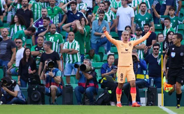 Antoine Griezmann celebra su gol olímpico al Betis.