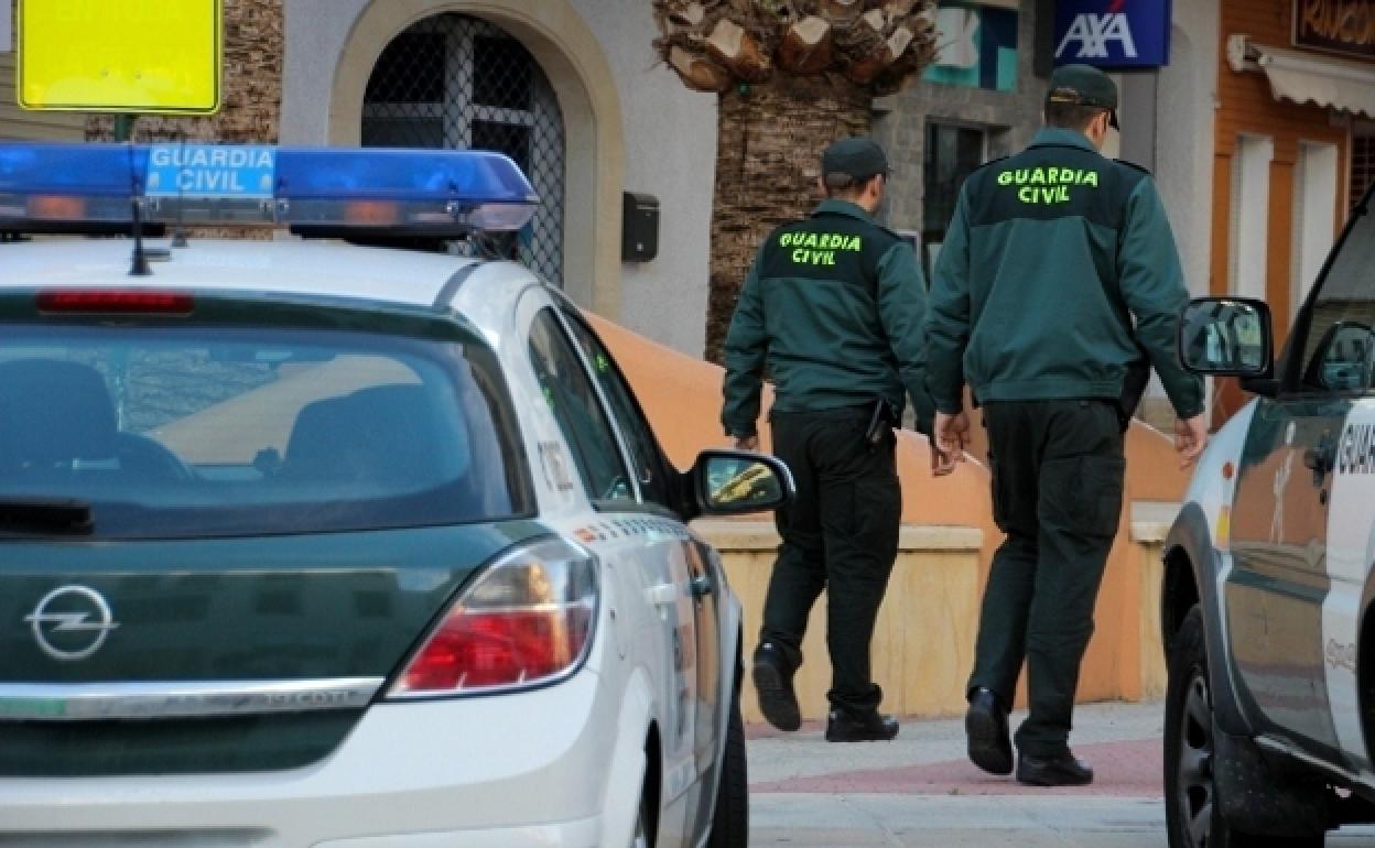 Imagen de archivo de una pareja de agentes de la Guardia Civil. 