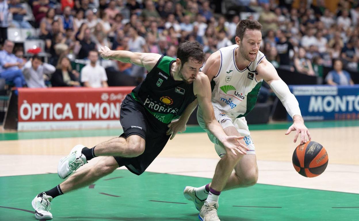 Vives trata de robarle el balón a Kalinoski durante el partido jugado en Badalona.