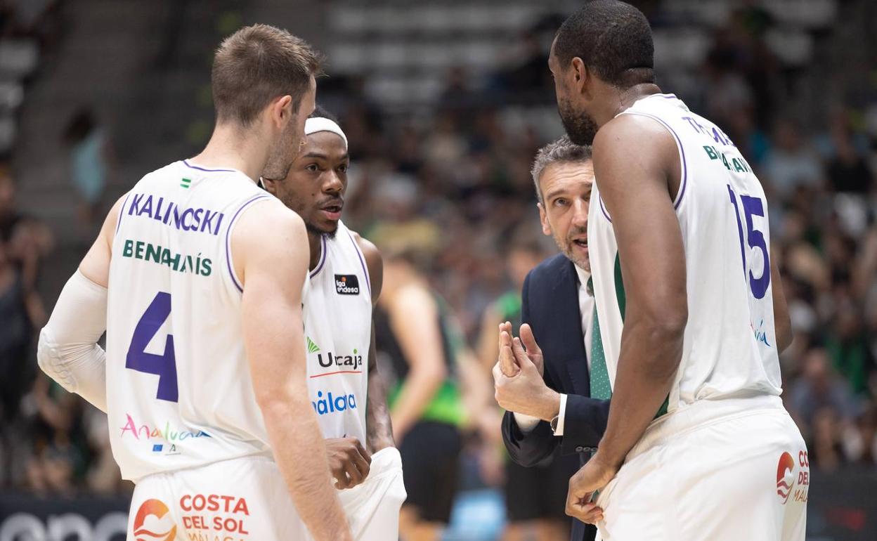 Ibon Navarro da instrucciones a Kalinoski, Perry y Thomas. 