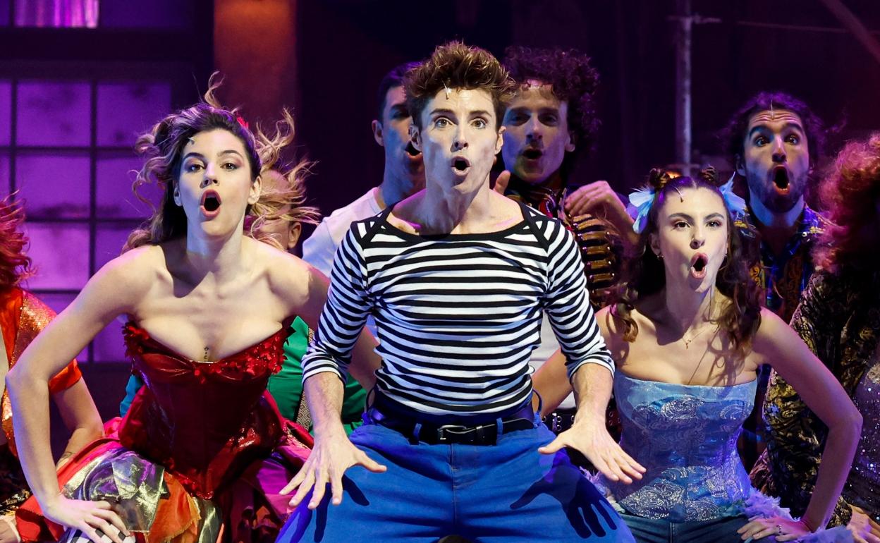 Aaron Cobos (en el centro) vuelve al Soho con el reparto de 'Godspell'. 
