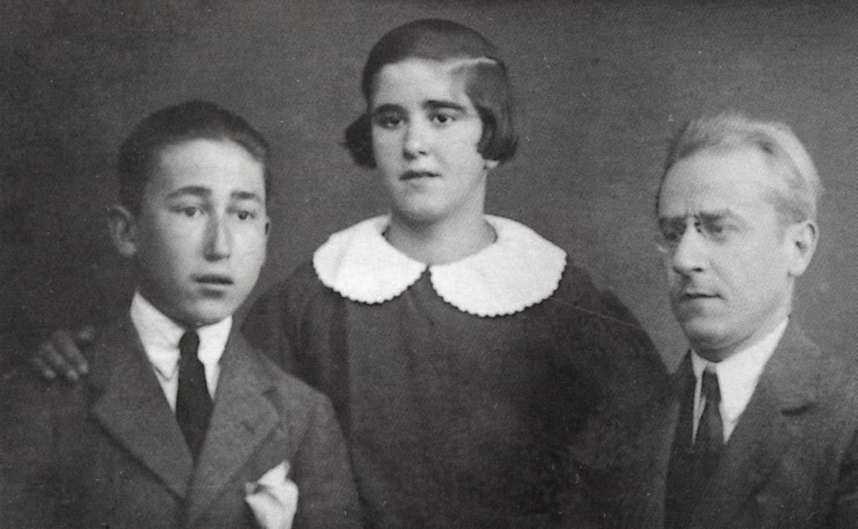 A la derecha, José María Fernández, con dos de sus hijos. 