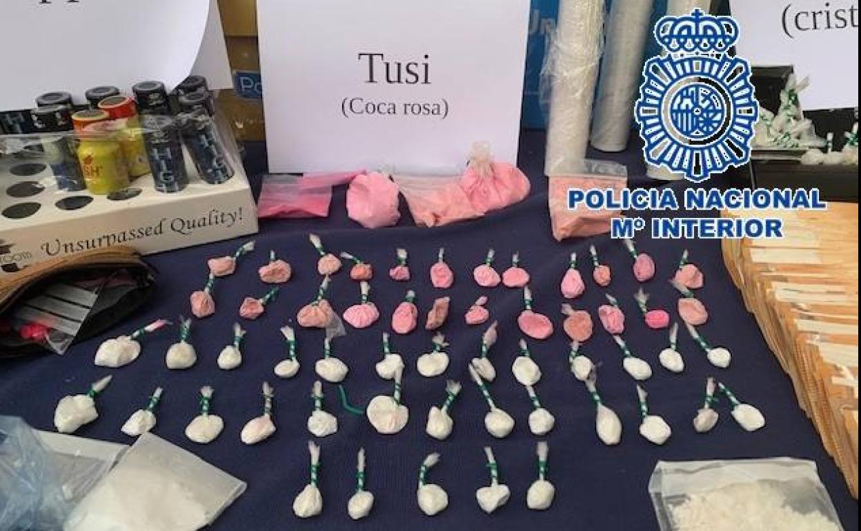 Cocaína rosa o tusi: cazan al conductor de un patinete con un amplio surtido de drogas en El Palo