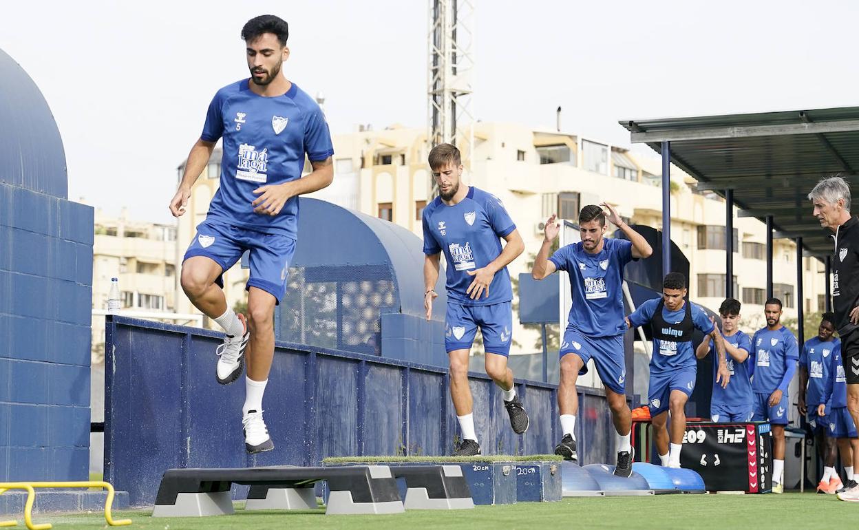 Los jugadores del Málaga, Juande (i), Genaro, Chavarría, Loren, Andrés Caro y Lumor, este miércoles en el entrenamiento realizado en el campo de la Federación.