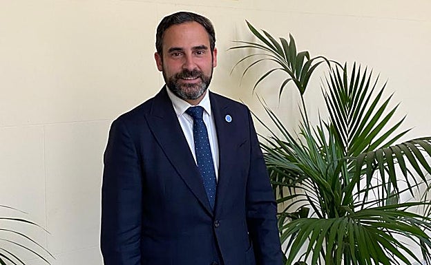 El portavoz socialista Dani Pérez, en los pasillos de la Casona.