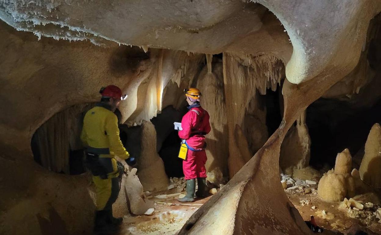 Los espeleólogos, durante la exploración de la cueva para la investigación ahora premiada. 