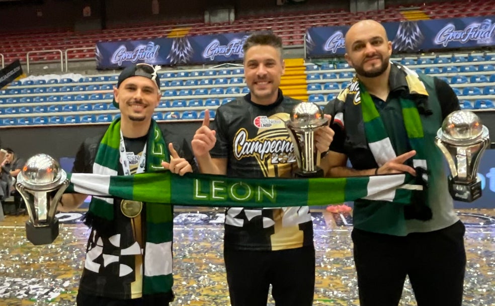 Los malagueños Miguel Aguilar, fisioterapeuta, Pablo García, primer entrenador, y Carlos Alonso, segundo entrenador. 
