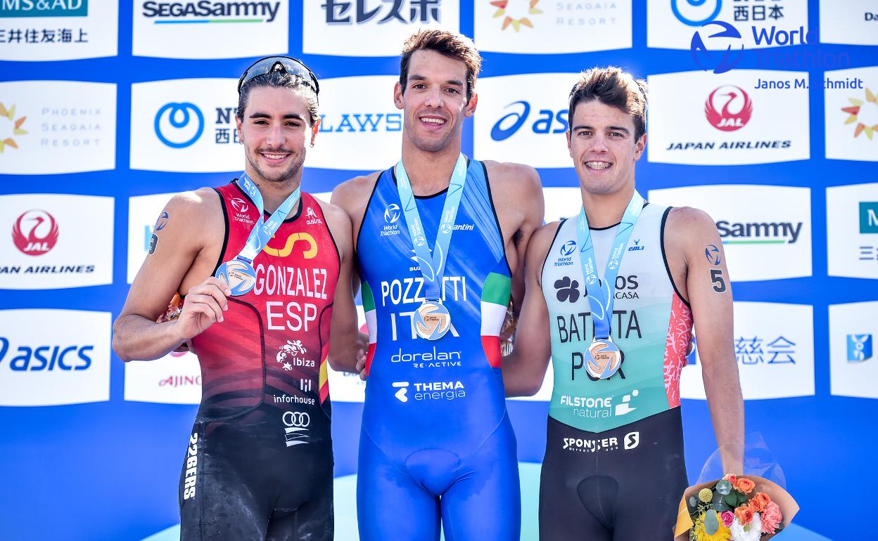 Podio de la prueba de la Copa del Mundo de triatlón disputada este sábado en Japón, con el malagueño, Pozzatti y Batista. 