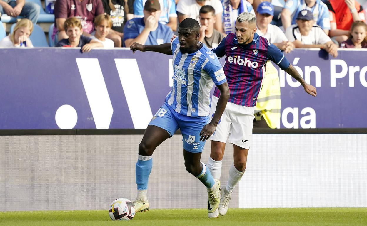 El jugador del Málaga, Alfred N'Diaye, durante el partido contra el Eibar. 