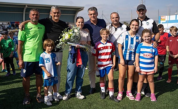 El alcalde nerjeño y el concejal de Deportes, en el homenaje a Mateo David Bautista, con sus familiares. 