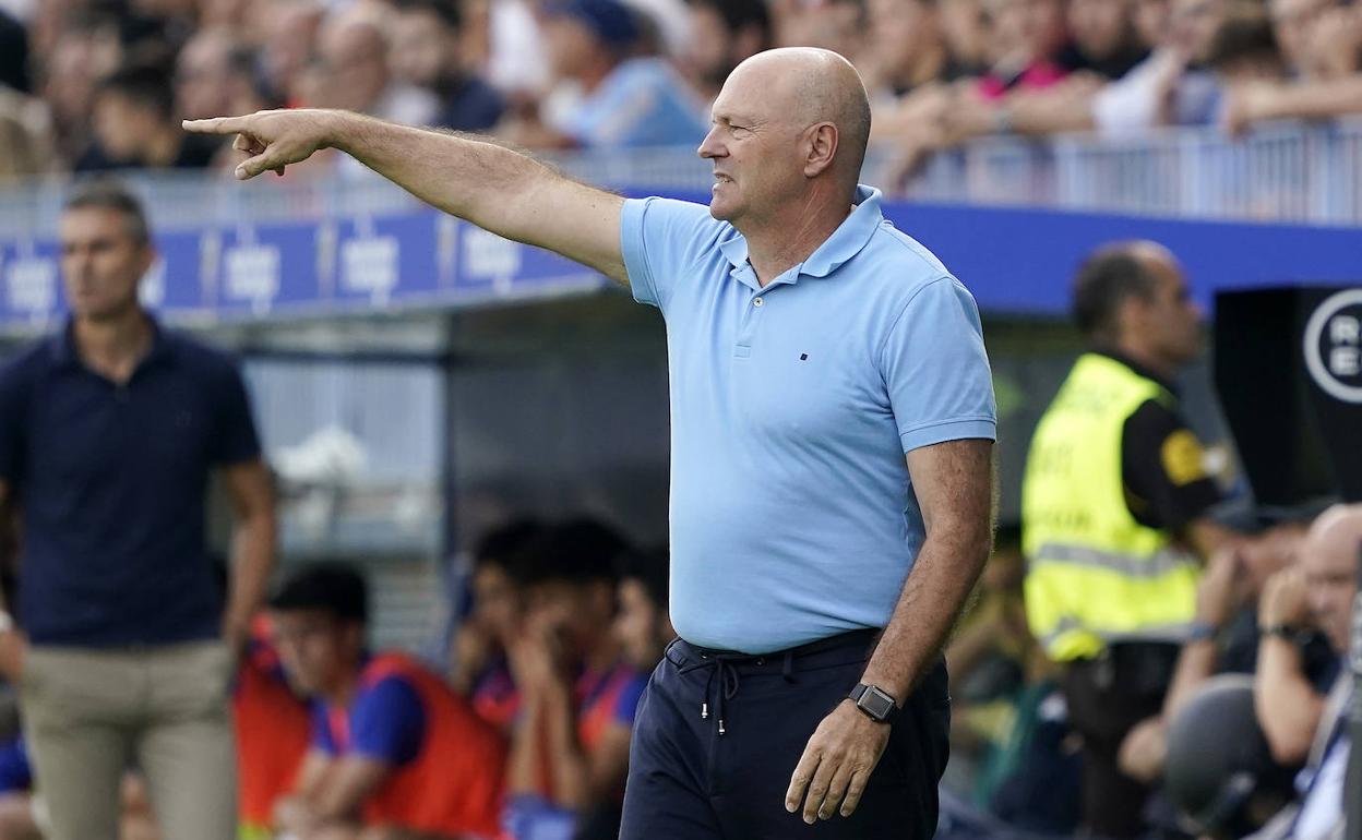 El entrenador del Málaga, Pepe Mel, durante el partido contra el Eibar en La Rosaleda.