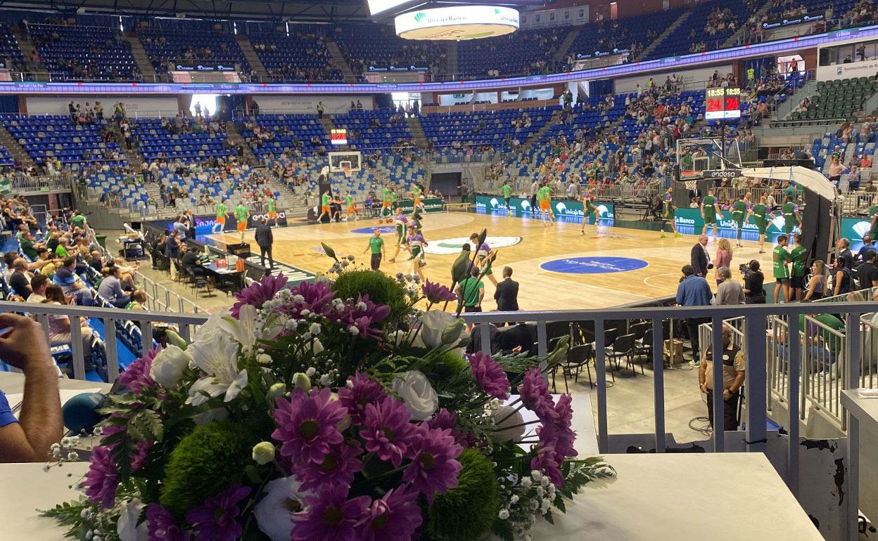 Un ramo de flores ocupó el lugar en el que José María Martín Urbano se sentaba en la tribuna de prensa. 
