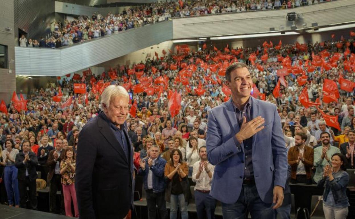 El secretario general del PSOE y presidente del Gobierno, Pedro Sánchez, y el exsecretario general y expresidente del Gobierno, Felipe González.