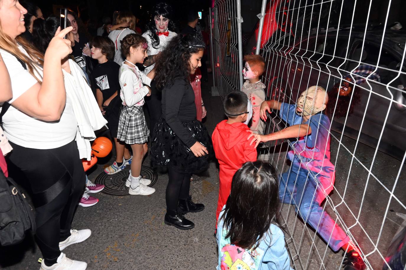 Halloween en Marbella. Cientos de niños y de adultos se dieron cita en el Sendero Tenebroso instalado en la avenida Nabeul y en el parque Arroyo de la Represa