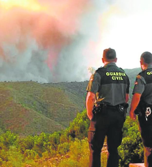 Agentes observan la evolución del incendio en la sierra de Pujerra.